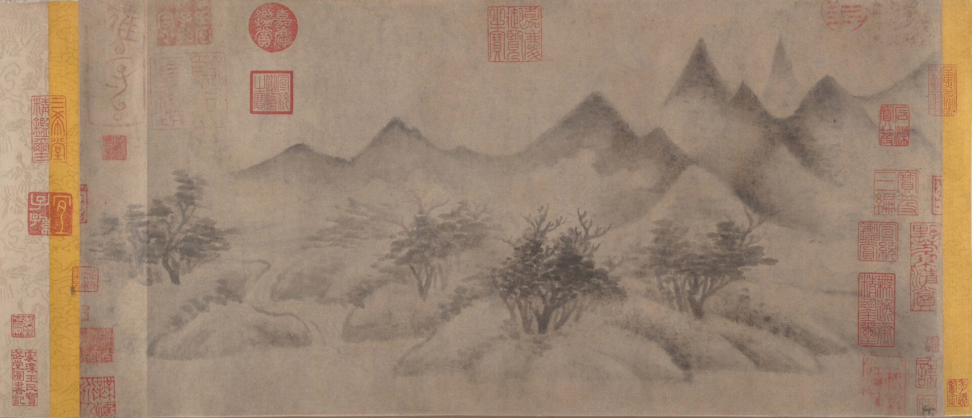 米友仁《云山图》，南宋，1200 年以前。湿润墨点让山体在云气中显现，重点不在地理写实，而在笔墨所形成的心象