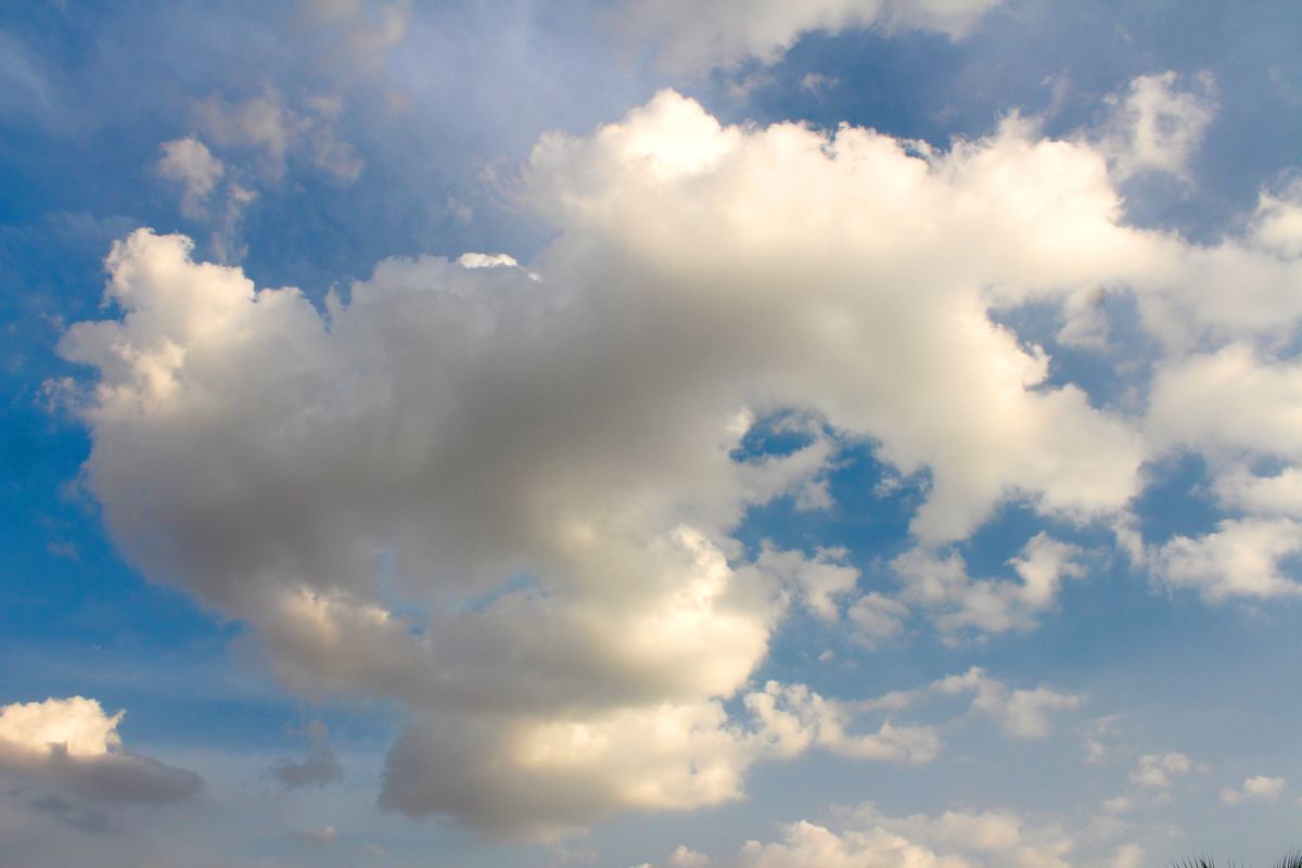 晴天积云(Cumulus humilis),俗称"好天气积云",平坦的底部和蓬松的拱形顶部