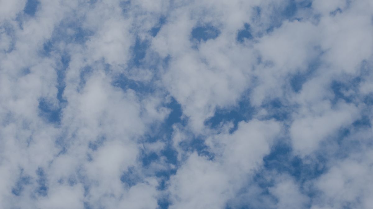 层积云(Stratocumulus stratiformis),大片排列的灰色云块